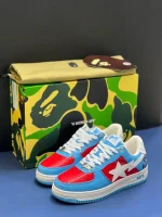 کتونی A Bathing Ape Bapesta x Marvel Captain America با چرم سفید و روکش‌های قرمز و آبی در پس‌زمینه روشن