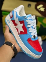 کتونی A Bathing Ape Bapesta x Marvel Captain America با چرم سفید و روکش‌های قرمز و آبی در پس‌زمینه روشن