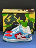 کتونی A Bathing Ape Bapesta x Marvel Captain America با چرم سفید و روکش‌های قرمز و آبی در پس‌زمینه روشن