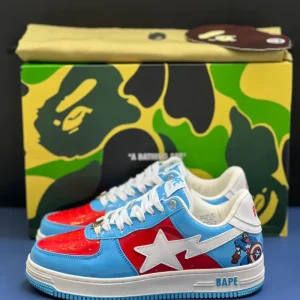 کتونی A Bathing Ape Bapesta x Marvel Captain America با چرم سفید و روکش‌های قرمز و آبی در پس‌زمینه روشن