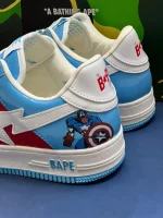 کتونی A Bathing Ape Bapesta x Marvel Captain America با چرم سفید و روکش‌های قرمز و آبی در پس‌زمینه روشن