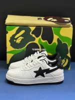 کتونی A Bathing Ape Bapesta x JJJJound وایت نوی با چرم سفید و روکش‌های آبی در پس‌زمینه روشن
