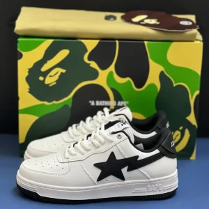 کتونی A Bathing Ape Bapesta x JJJJound وایت نوی با چرم سفید و روکش‌های آبی در پس‌زمینه روشن