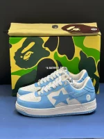 کتونی A Bathing Ape Bapesta اسکای بلو با چرم براق و لوگوی ستارهای در پسزمینه روشن