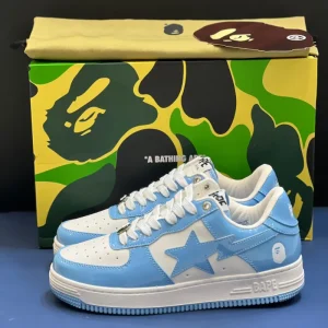 کتونی A Bathing Ape Bapesta اسکای بلو با چرم براق و لوگوی ستاره‌ای در پس‌زمینه روشن