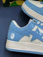 کتونی A Bathing Ape Bapesta اسکای بلو با چرم براق و لوگوی ستارهای در پسزمینه روشن