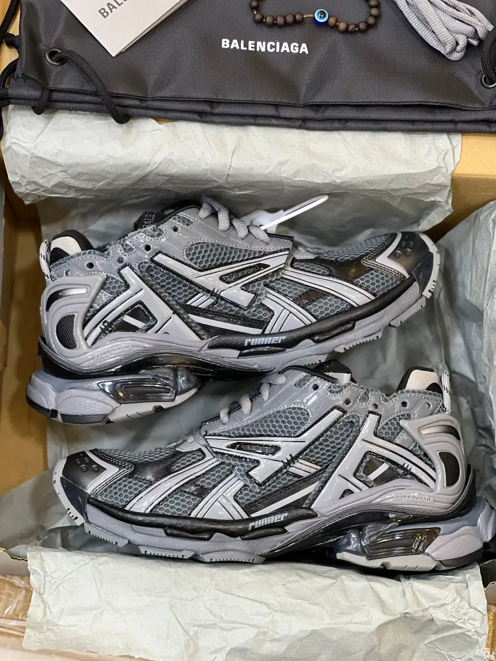 balenciaga-runner (10) کتونی بالنسیاگا رانر دارک گری/بلک با مش خاکستری و روکشهای تیره در پسزمینه روشن