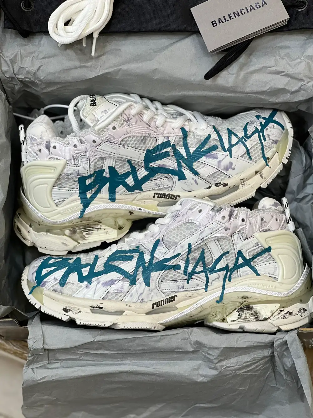 balenciaga-runner (11) کتونی بالنسیاگا رانر گرافیتی وایت بلو با مش سفید و الگوی آبی در پسزمینه روشن
