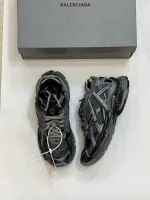 کتونی بالنسیاگا رانر دارک گری/بلک با مش خاکستری و روکشهای تیره در پسزمینه روشن