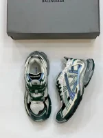 کتونی بالنسیاگا رانر وایت گرین بلو با مش سفید و الگوی گرافیتی در پسزمینه روشن