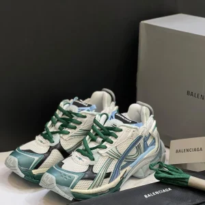 کتونی بالنسیاگا رانر وایت گرین بلو با مش سفید و الگوی گرافیتی در پس‌زمینه روشن