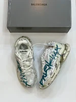 کتونی بالنسیاگا رانر گرافیتی وایت بلو با مش سفید و الگوی آبی در پسزمینه روشن