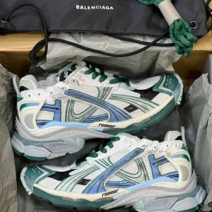 کتونی بالنسیاگا رانر وایت گرین بلو با مش سفید و الگوی گرافیتی در پس‌زمینه روشن