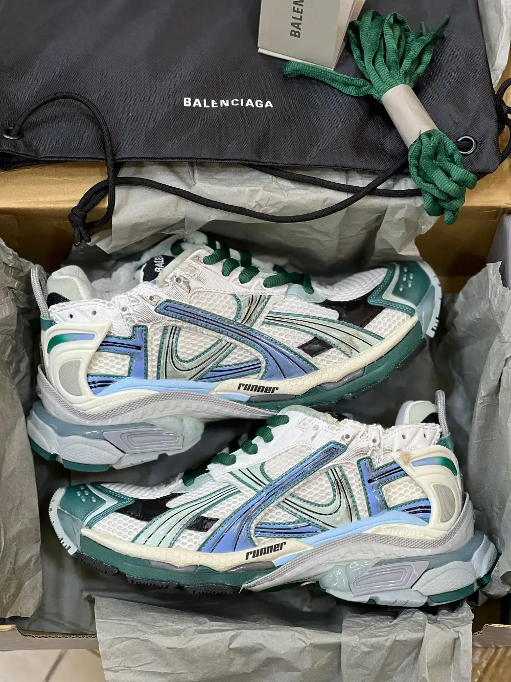 balenciaga-runner (9) کتونی بالنسیاگا رانر وایت گرین بلو با مش سفید و الگوی گرافیتی در پسزمینه روشن