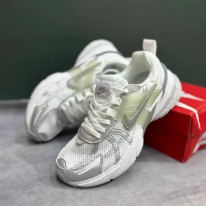 کتونی نایکی V2K Run وایت/متالیک سیلور/پیور پلاتینیوم با مش سفید و روکش‌های نقره‌ای در پس‌زمینه روشن