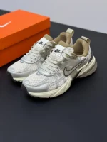 کتونی نایکی V2K Run اوروود براون با مش قهوهای و روکشهای شفاف در پسزمینه روشن