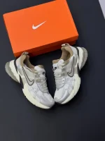 کتونی نایکی V2K Run اوروود براون با مش قهوهای و روکشهای شفاف در پسزمینه روشن