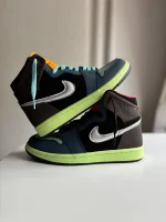 کتونی نایکی جردن 1 های توکیو بایو هک با سُئد براون و سووش متالیک در پس‌زمینه روشن