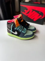 کتونی نایکی جردن 1 های توکیو بایو هک با سُئد براون و سووش متالیک در پس‌زمینه روشن