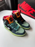 کتونی نایکی جردن 1 های توکیو بایو هک با سُئد براون و سووش متالیک در پس‌زمینه روشن