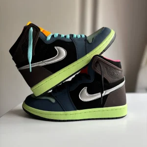 کتونی نایکی جردن 1 های توکیو بایو هک با سُئد براون و سووش متالیک در پس‌زمینه روشن