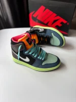 کتونی نایکی جردن 1 های توکیو بایو هک با سُئد براون و سووش متالیک در پس‌زمینه روشن