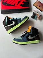 کتونی نایکی جردن 1 های توکیو بایو هک با سُئد براون و سووش متالیک در پس‌زمینه روشن