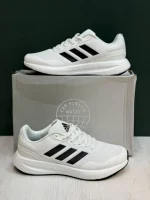 کتونی آدیداس رانفالکن 5 وایت بلک با مش سفید و روکش‌های مشکی در پس‌زمینه روشن