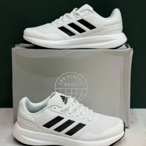 کتونی آدیداس رانفالکن 5 وایت بلک با مش سفید و روکش‌های مشکی در پس‌زمینه روشن