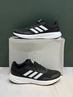 کتونی آدیداس رانفالکن 5 بلک وایت با مش مشکی و روکش‌های سفید در پس‌زمینه روشن