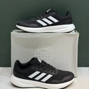 کتونی آدیداس رانفالکن 5 بلک وایت با مش مشکی و روکش‌های سفید در پس‌زمینه روشن
