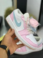 کتونی نایکی ایر جردن 1 لو پاو پرینت با چرم سفید و ردپاهای صورتی در پسزمینه روشن