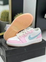 کتونی نایکی ایر جردن 1 لو پاو پرینت با چرم سفید و ردپاهای صورتی در پسزمینه روشن