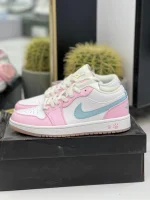 کتونی نایکی ایر جردن 1 لو پاو پرینت با چرم سفید و ردپاهای صورتی در پسزمینه روشن