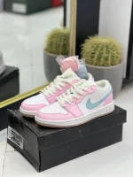 کتونی نایکی ایر جردن 1 لو پاو پرینت با چرم سفید و ردپاهای صورتی در پسزمینه روشن