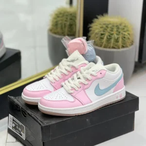 کتونی نایکی ایر جردن 1 لو پاو پرینت با چرم سفید و ردپاهای صورتی در پس‌زمینه روشن