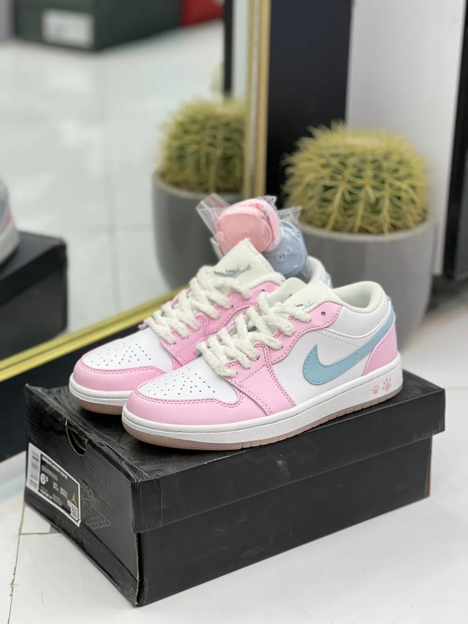 aj1-low-paw-print (5) کتونی نایکی ایر جردن 1 لو پاو پرینت با چرم سفید و ردپاهای صورتی در پسزمینه روشن