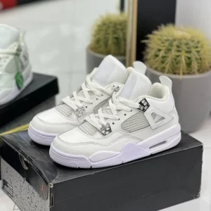 کتونی جردن 4 سفید با چرم سفید و سگک‌های متالیک در پس‌زمینه روشن