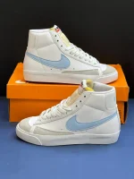 کتونی نایکی بلازر مید 77 وینتیج وایت اند بلو با چرم سفید و سووشهای آبی در پسزمینه روشن