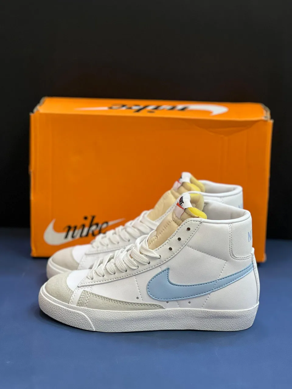 blazer-high (3) کتونی نایکی بلازر مید 77 وینتیج وایت اند بلو با چرم سفید و سووشهای آبی در پسزمینه روشن