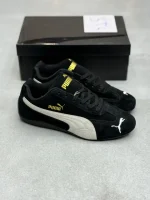 کتونی پوما اسپیدکت بلک با سُئد مشکی و لوگوی گربه در پسزمینه روشن