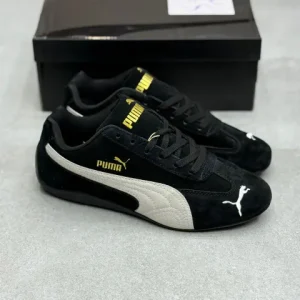 کتونی پوما اسپیدکت بلک با سُئد مشکی و لوگوی گربه در پس‌زمینه روشن