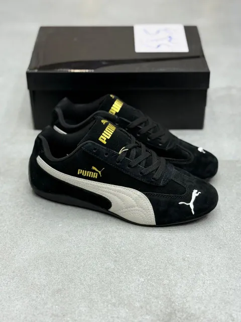 puma-speedcat کتونی پوما اسپیدکت بلک با سُئد مشکی و لوگوی گربه در پسزمینه روشن