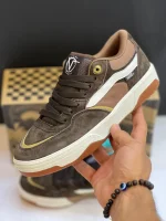 کتونی ونس روآن 2 قهوه‌ای شکلاتی با سُئد قهوه‌ای و روکش‌های سفید در پس‌زمینه روشن