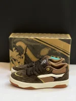 کتونی ونس روآن 2 قهوه‌ای شکلاتی با سُئد قهوه‌ای و روکش‌های سفید در پس‌زمینه روشن