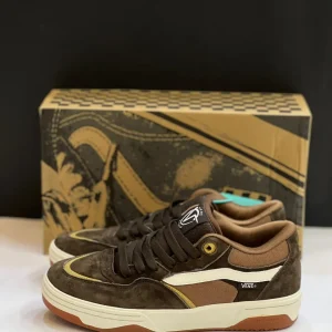 کتونی ونس روآن 2 قهوه‌ای شکلاتی با سُئد قهوه‌ای و روکش‌های سفید در پس‌زمینه روشن