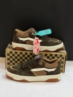 کتونی ونس روآن 2 قهوه‌ای شکلاتی با سُئد قهوه‌ای و روکش‌های سفید در پس‌زمینه روشن