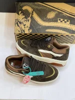 کتونی ونس روآن 2 قهوه‌ای شکلاتی با سُئد قهوه‌ای و روکش‌های سفید در پس‌زمینه روشن