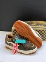 کتونی ونس روآن 2 قهوه‌ای شکلاتی با سُئد قهوه‌ای و روکش‌های سفید در پس‌زمینه روشن