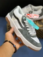 کتونی ونس روآن 2 گری/وایت با سُئد خاکستری و روکشهای سفید در پسزمینه روشن